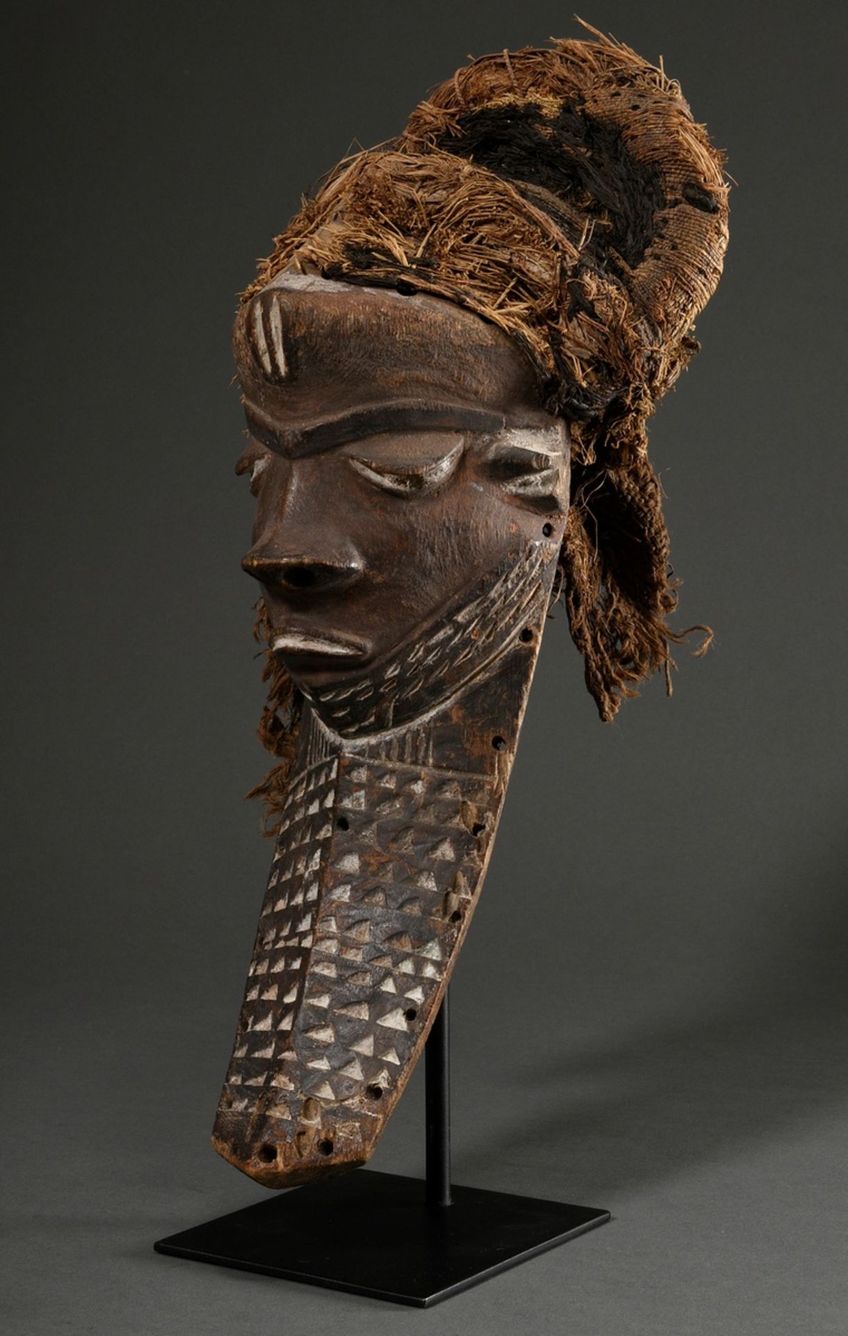 Kiwoyo Maske der Pende, Zentral Afrika/ Kongo (DRC), frühes 20.Jh., Holz mit Pigmentspuren und Pfla - Bild 4 aus 19