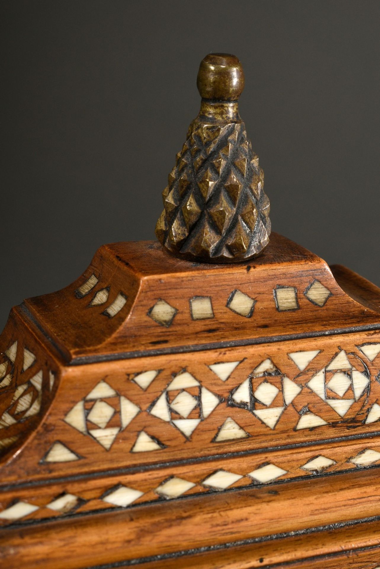 Small Vorderzappler clock in fruitwood case with geometric bone inlays and pineapple crown, florall - Image 4 of 9