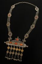 Yomud Turkmenen Kette mit Amulettbehälter „Tumar“ aus 8 Platten mit feuervergoldeten Applikationen