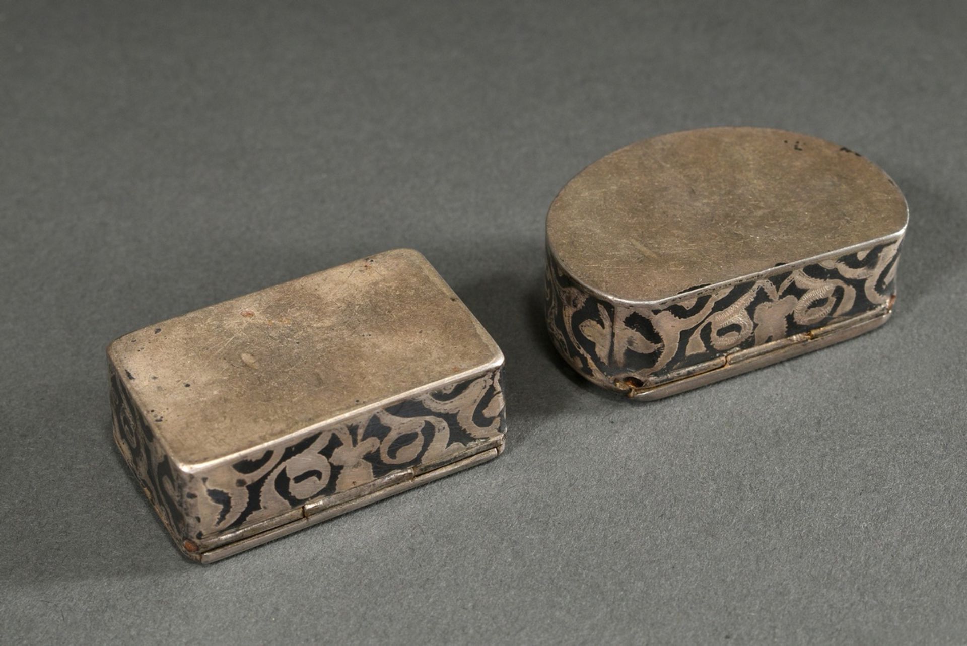 Indo-Persian bronze casket with rectangular body and roof-shaped lid and engravings "tendrils and b - Image 12 of 13