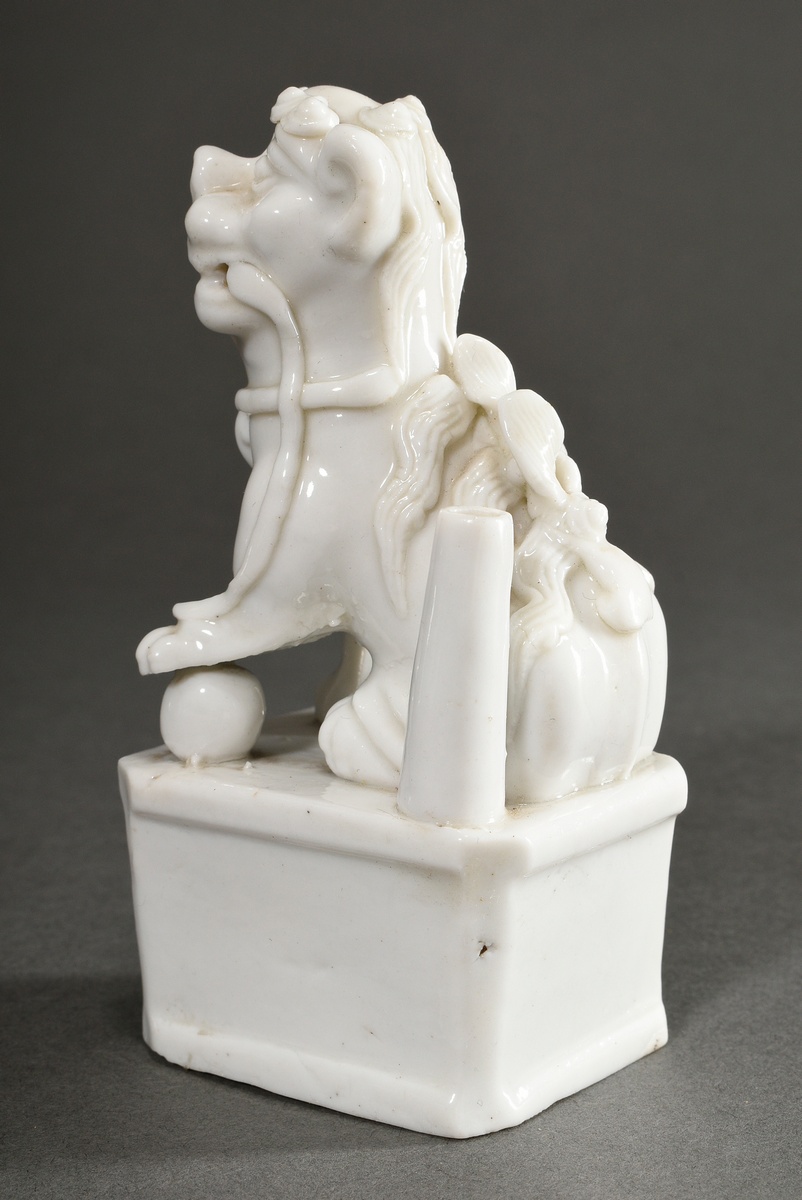 Blanc de Chine figure "Sitting Foo Lion" as incense stick holder, Dehua mid-17th century, 13x7x5.5c - Image 4 of 7