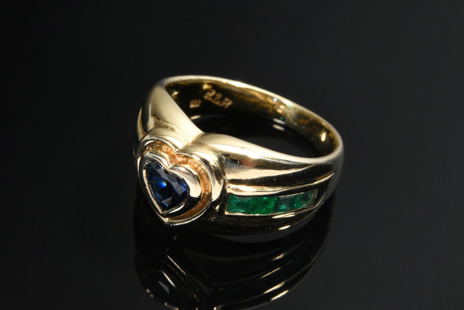 Yellow gold 585 band ring with sapphire heart and 8 emerald carrés, 4.6g, size 49 - Image 2 of 4