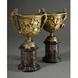 Paar Pokale nach antikem Vorbild mit umlaufendem Relieffries "Bacchanten" und vollplastischen Handh
