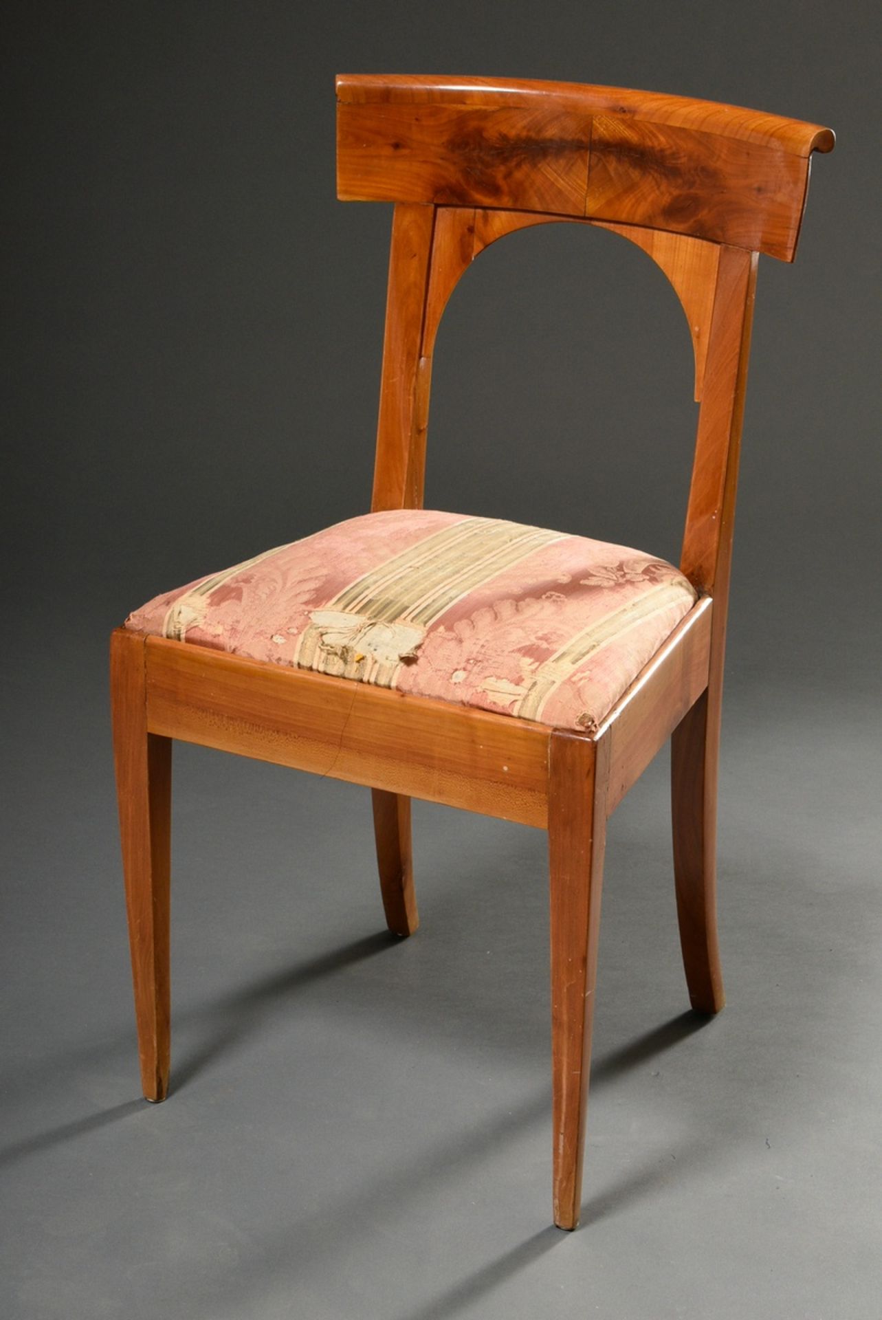 4 Schlichte Biedermeier Stühle mit Schaufellehne und Bogenelement im Rücken, Kirsche furniert, 1. H - Bild 6 aus 8