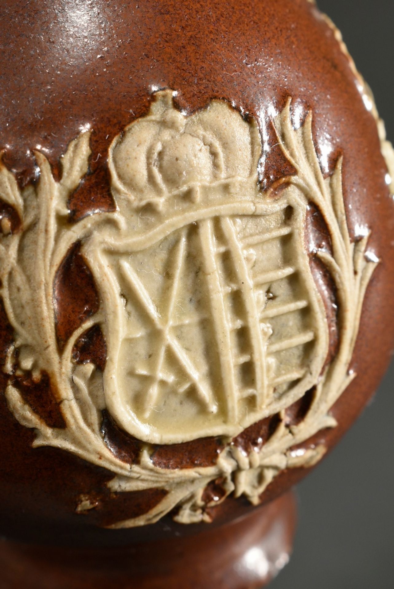 Kleiner Bunzlau Krug mit Sächsischem Wappen, Kugelform über leicht ausgestelltem Fuß, kurzer tricht - Bild 5 aus 6