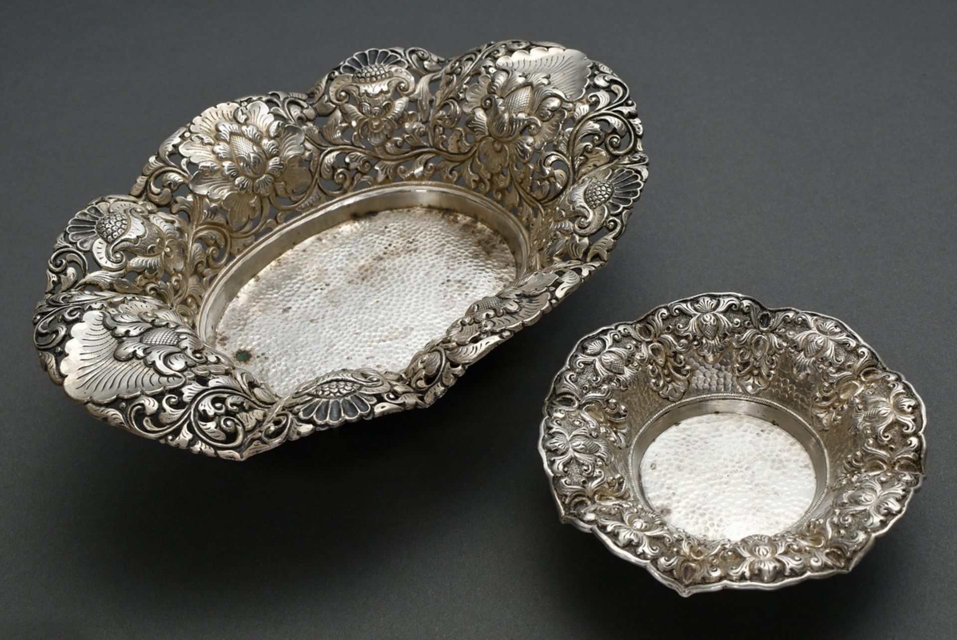 2 various small bowls with floral decor on ball feet, Java, silver, 192g, Ø 10cm, 20x13.5cm, signs  - Image 7 of 7