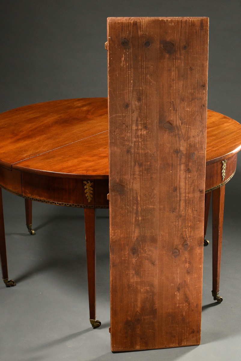 Classic extending table on straight pointed legs with castors and oak leaf brass fittings as well a - Image 5 of 5