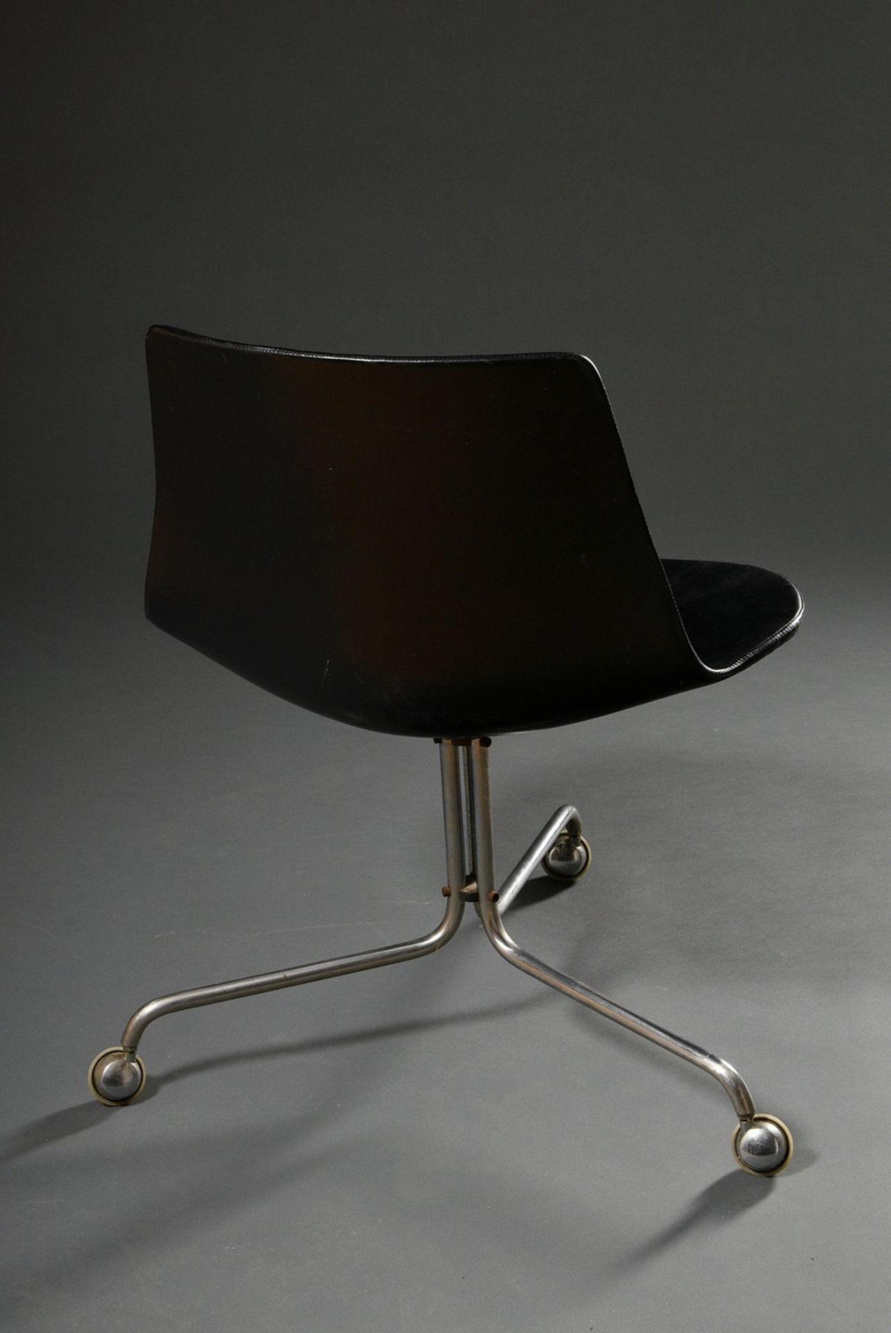 Dänischer Design Drehstuhl "BO-611", dreibeiniges Stahlrohr Gestell mit Rollen und Sitzschale mit s - Bild 2 aus 3