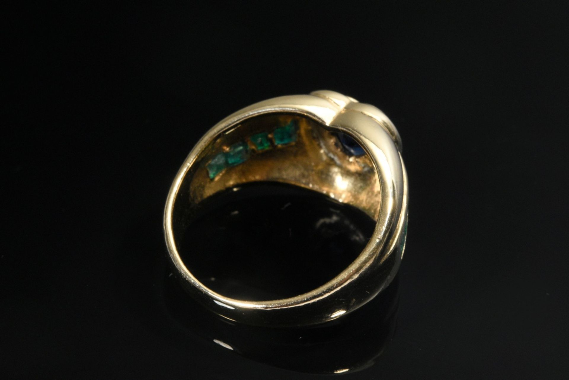 Yellow gold 585 band ring with sapphire heart and 8 emerald carrés, 4.6g, size 49 - Image 4 of 4