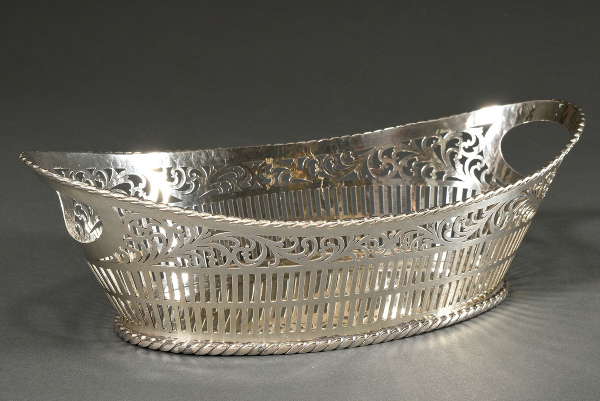 Ovaler Brotkorb in klassischer Schiffchenform mit ornamentalem Gitterdurchbruch, MZ: CT, Silber 800