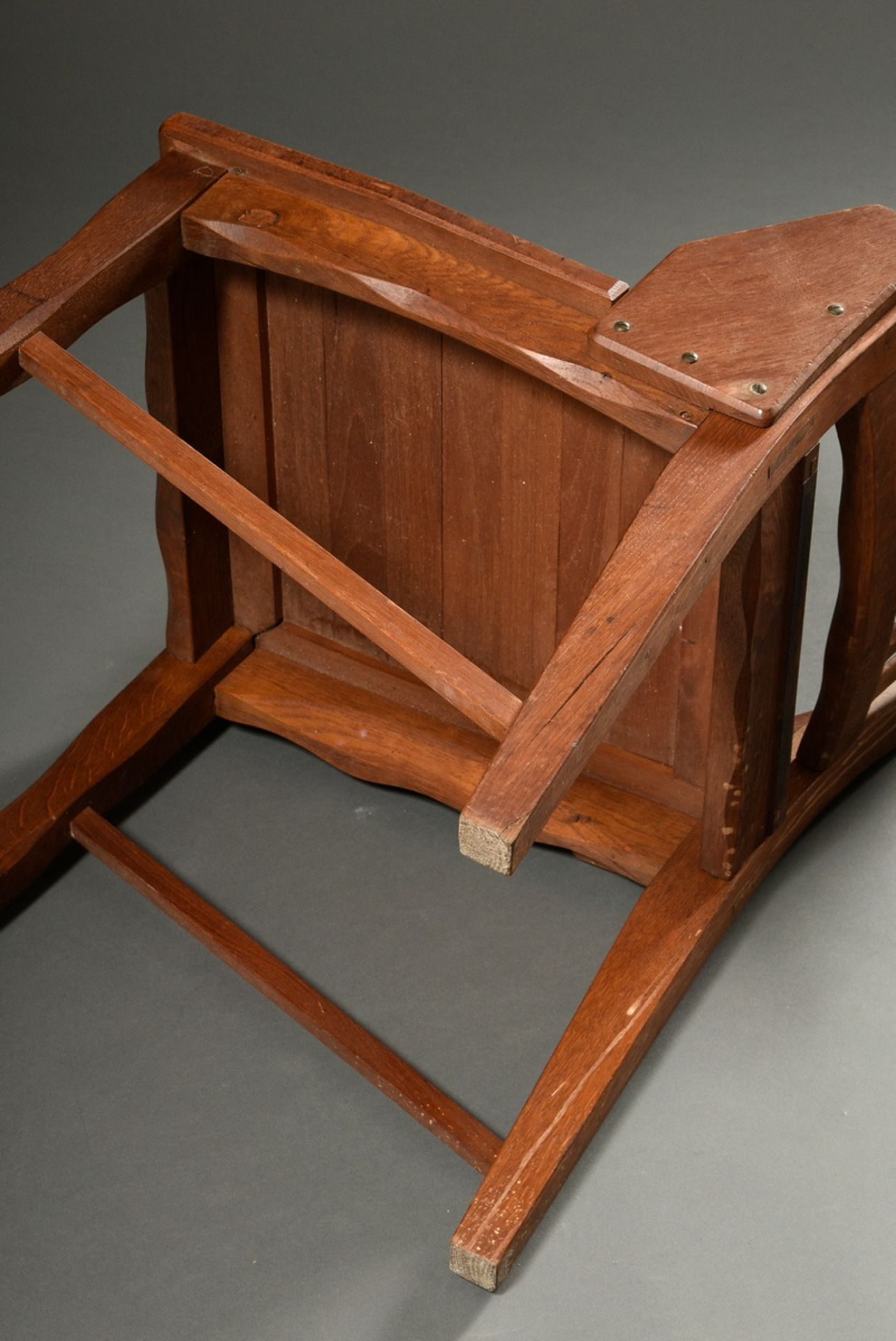 Paar expressionistische Stühle mit geschwungenen Rückenlehnen und geraden Streben sowie parkettiert - Bild 6 aus 6