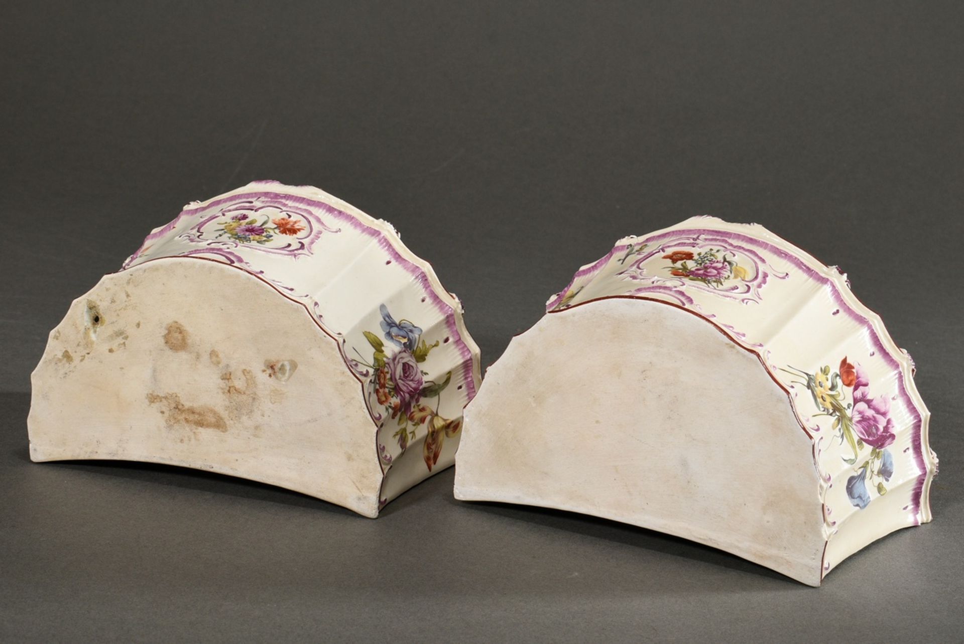 Pair of porcelain jardinières with rocailles in relief and polychrome flower painting, Ludwigsburg  - Image 5 of 8