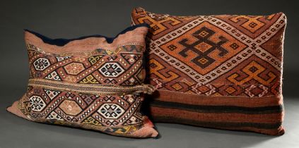 2 Diverse große dekorative Kelim Kissen mit graphischer Musterung aus Kameltasche und Behangfragmen