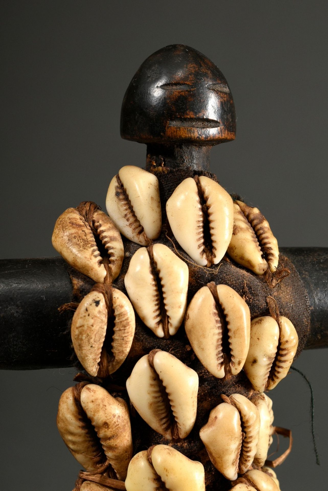 Puppe der Namchi, Zentral Afrika/ Kamerun, 1. Hälfte 20.Jh., alte Holzfigur mit Baumwoll-Leibchen u - Bild 5 aus 8