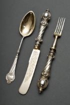 Dreiteiliges Taufbesteck: Messer, Gabel und Löffel mit opulenten Griffen und floral gravierter Laff