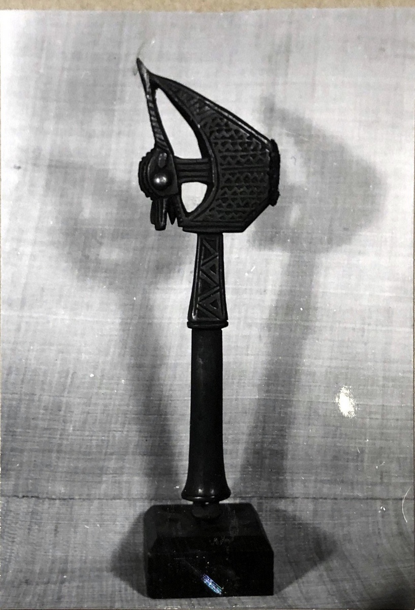 Old Baule gong mallet, West Africa/Côte d'Ivoire, early 20th c., wood, metal and plant fibers, abst - Image 8 of 8