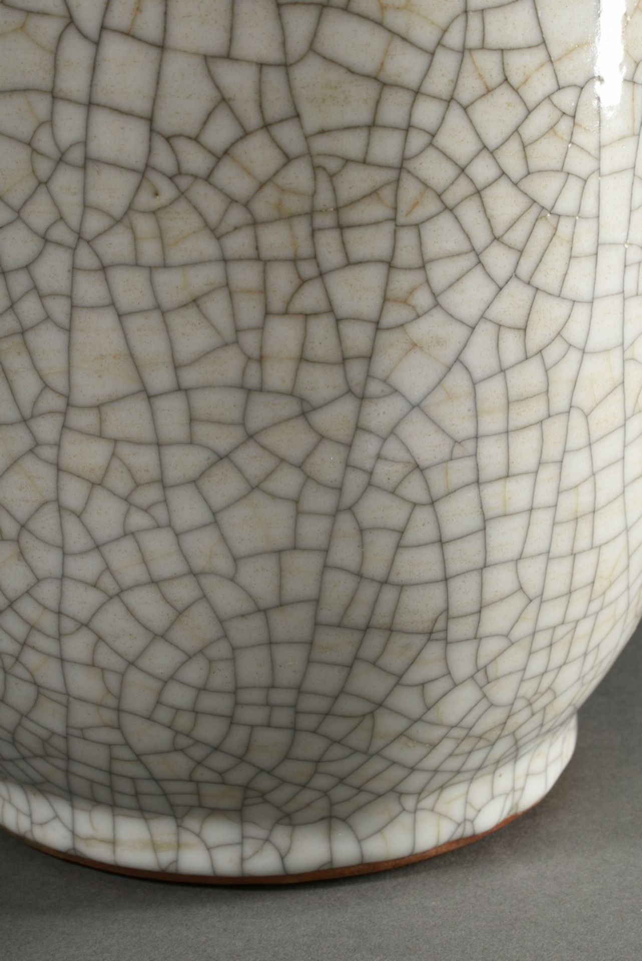 Große Vase mit Ge-Glasur und plastischen Kirschzweig Reliefs am Hals, Nanking Ware, Boden mit apokr - Bild 5 aus 10