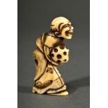 Elfenbein Netsuke "Stehender Mann mit Wunderkugel", um 1900, schöne Patina, H. 5,5cm, Riss, Genehmi