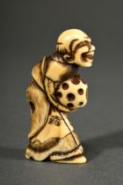 Elfenbein Netsuke "Stehender Mann mit Wunderkugel", um 1900, schöne Patina, H. 5,5cm, Riss, Genehmi