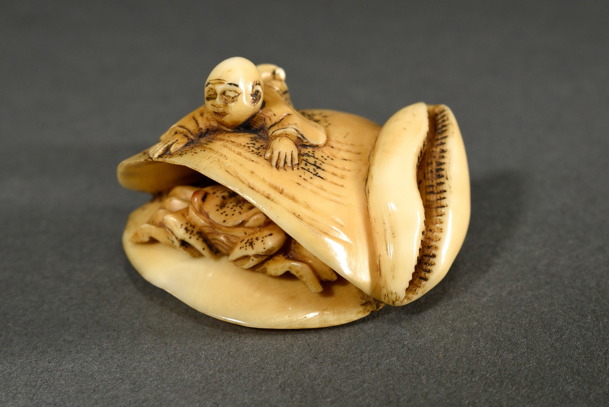 Ivory netsuke "Man on shell with moving crab", sign. Ryomin 凌民, mid-19th century, 2.5x4x3.3cm, rest - Image 4 of 7