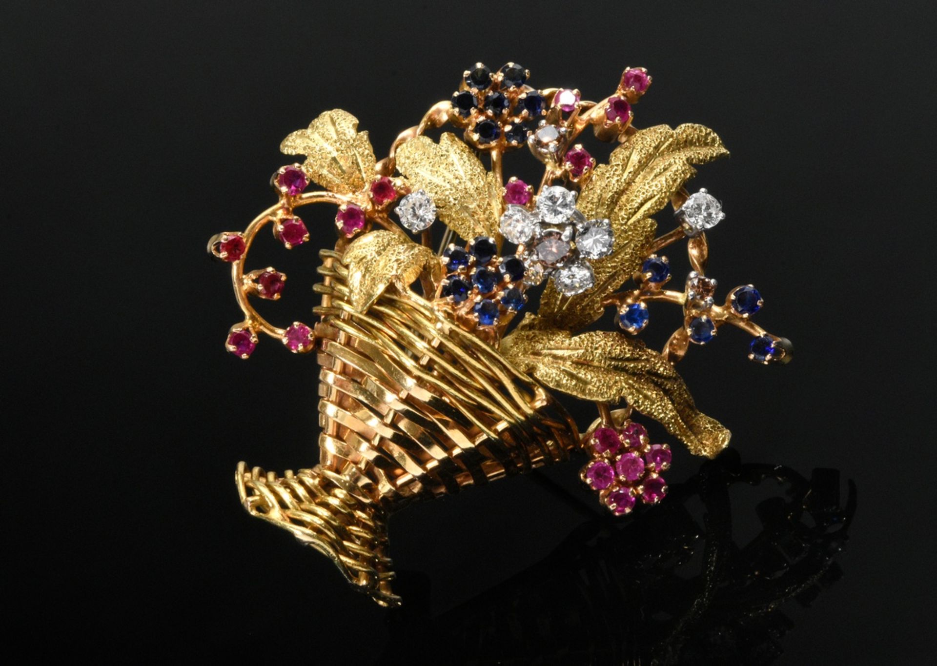 Fine yellow gold 750 flower basket needle with sapphires, rubies and brilliant-cut diamonds (approx - Image 2 of 3