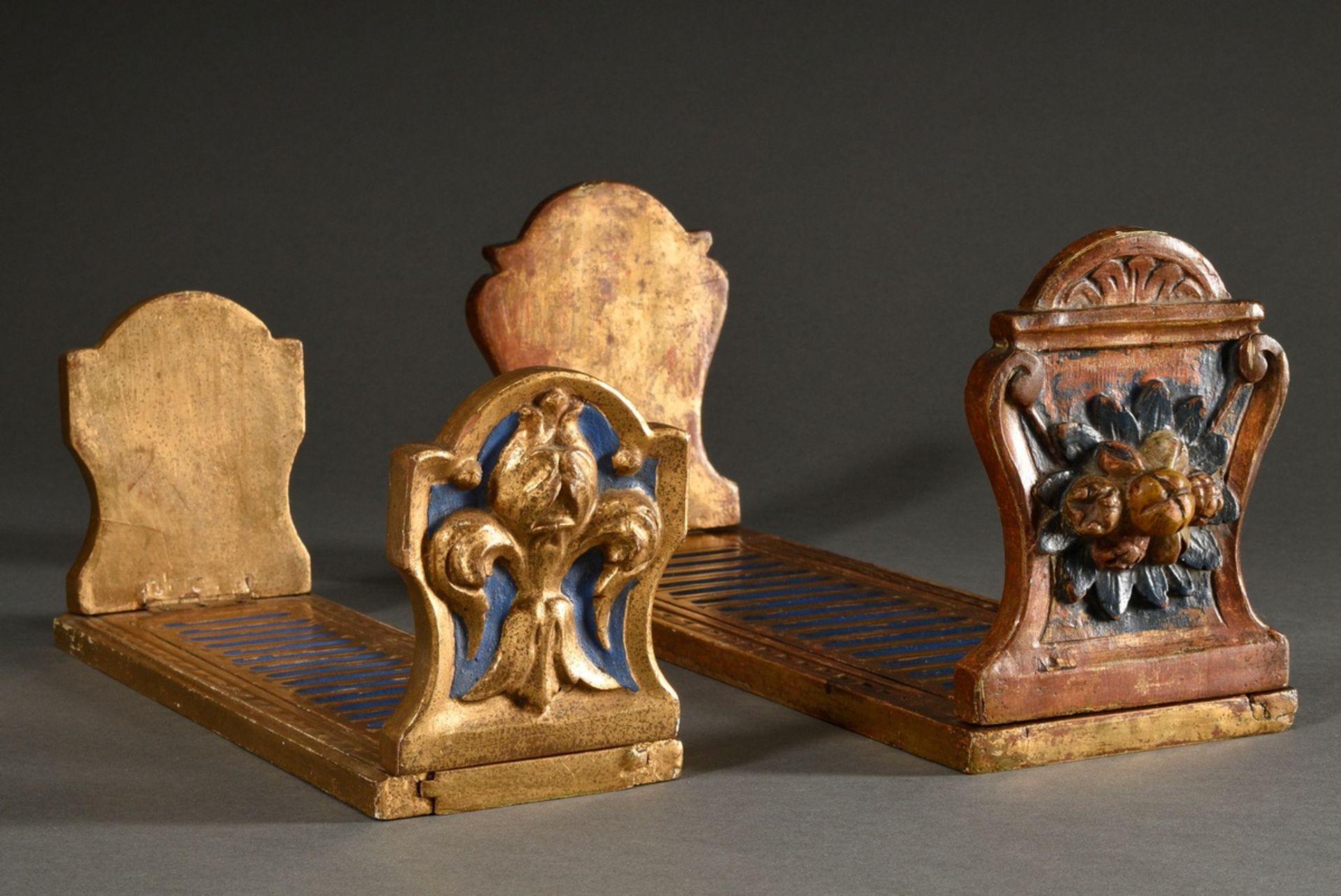 2 various size-adjustable bookends, carved wood, coloured and gilded, Italy early 20th century, 41.
