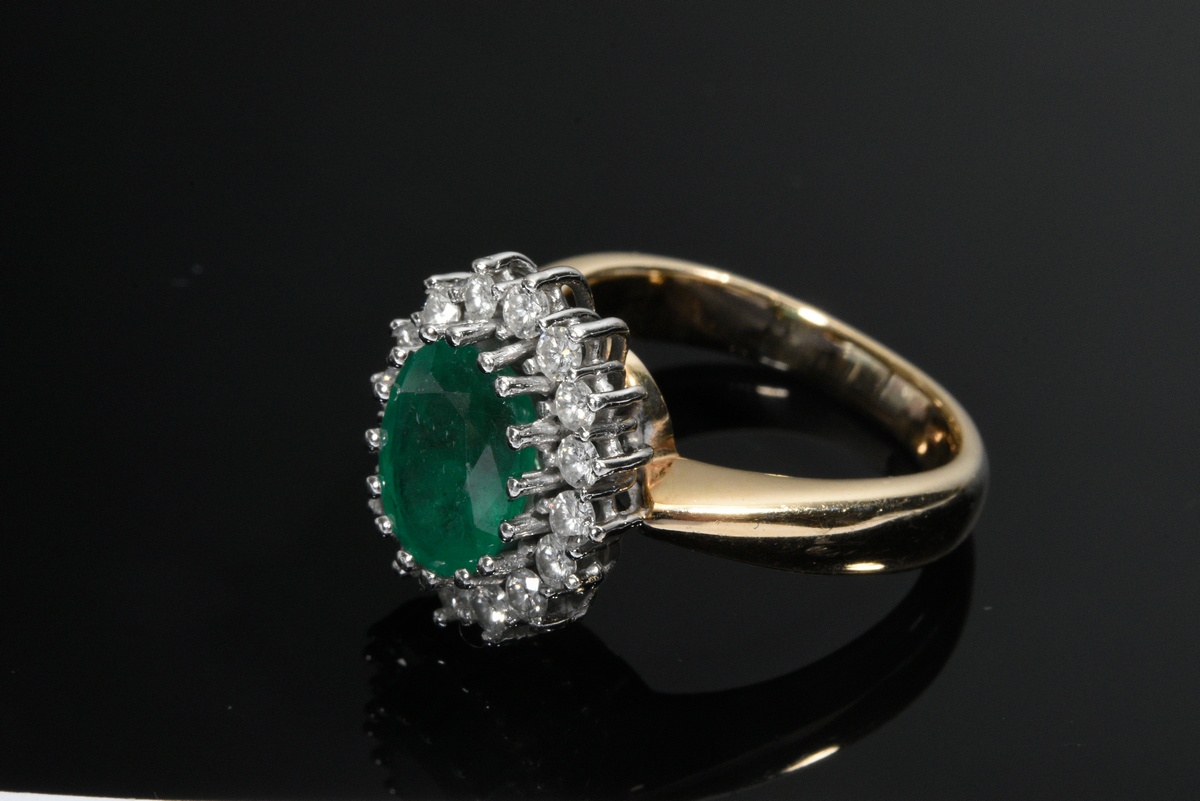 Classic white and yellow gold 585 ring with faceted emerald in a brilliant-cut diamond ring (togeth - Image 2 of 4