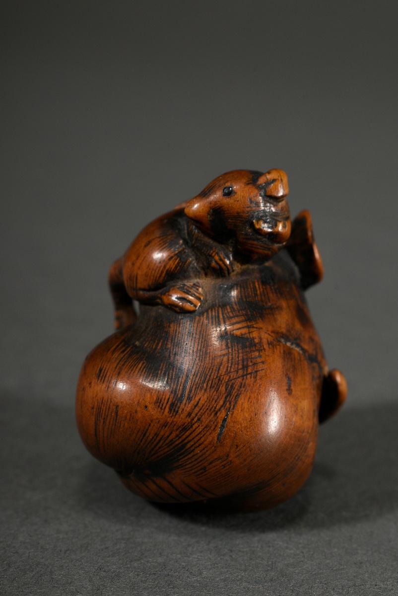 Boxwood netsuke "Round rat with young", inlaid horn eye (1 missing), beautiful patina, Japan 19th c - Image 4 of 4