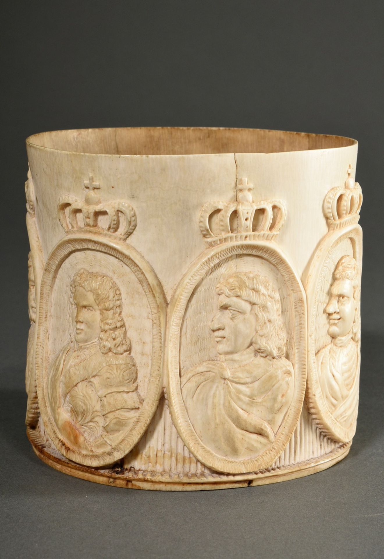 Elfenbein Wandung oder Mantel eines Kurfürsten Humpens mit 7 Herrscherportraits in ovalen Reliefkar - Bild 2 aus 9