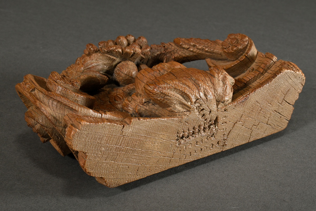 Baroque oak capital with cherub head and fruit and flower garland, 22.5x15x6.5cm, old wormholes - Image 4 of 6