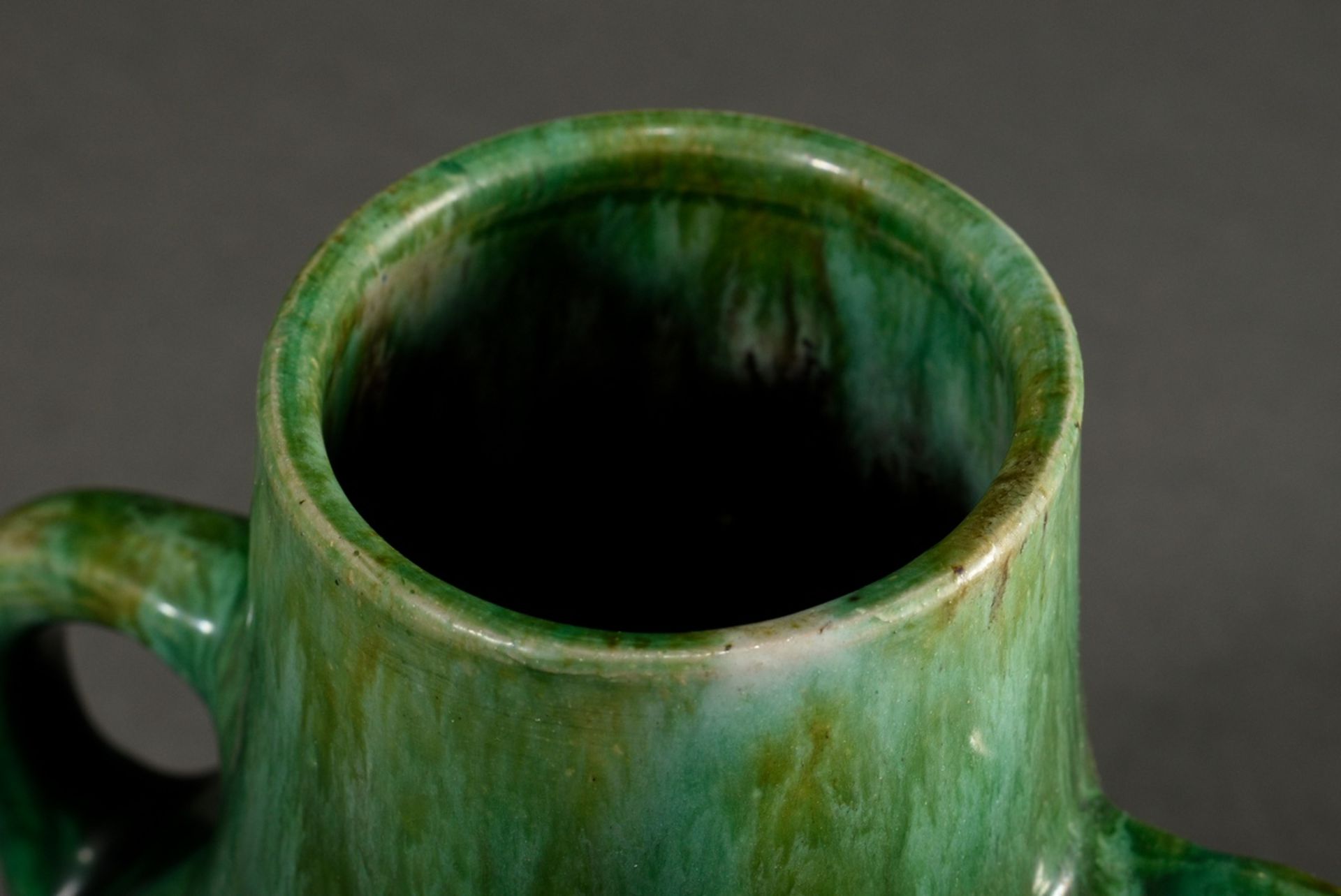 Kleine Keramikvase mit sich verjüngendem Hals und zwei Henkeln, Keramik mit Verlaufsglasur in Grünt - Bild 3 aus 5