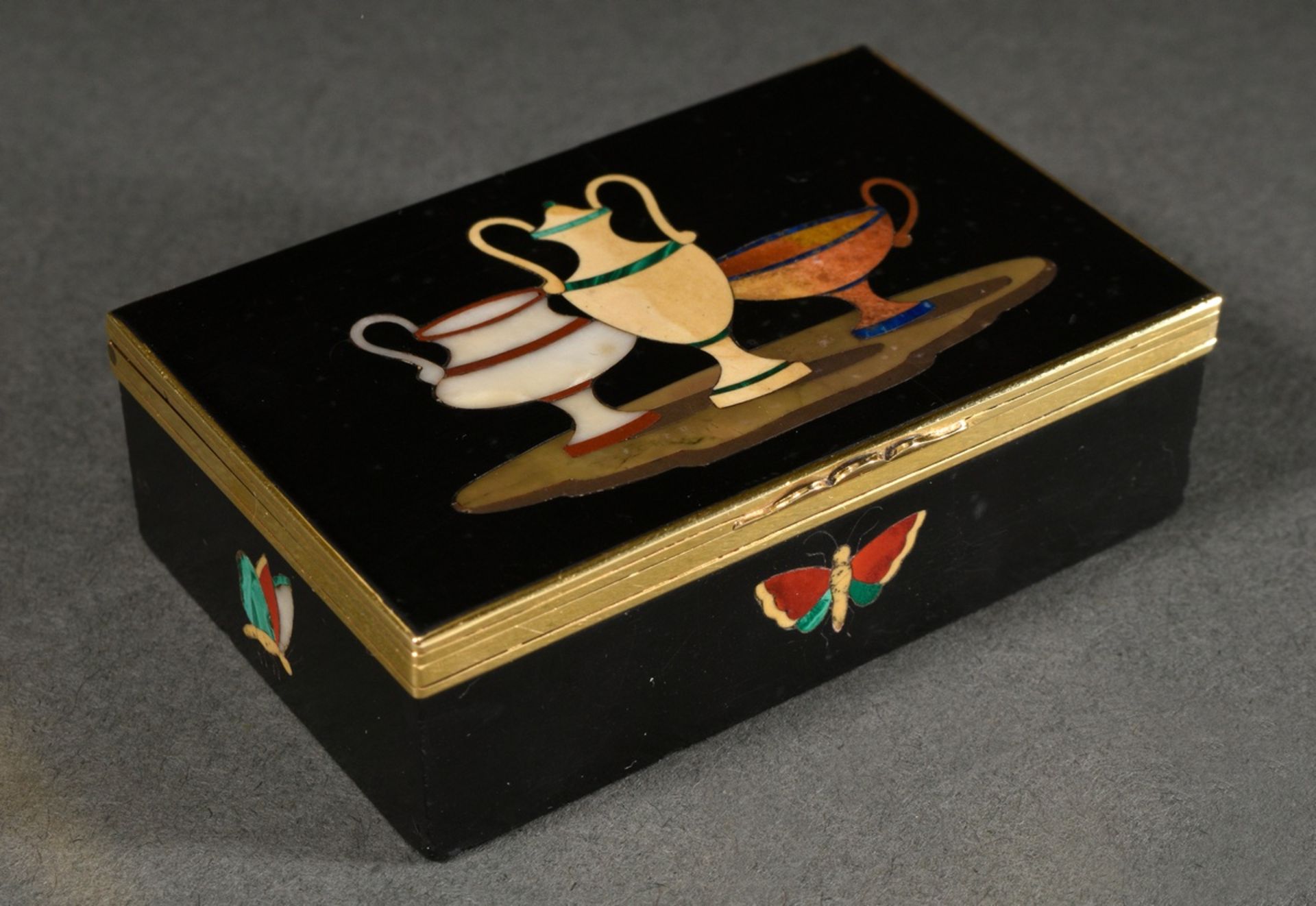 Pietra Dura Dose mit Gelbgold 750 Montierung  und allseitiger Dekoration "Antike Gefäße und Schmett