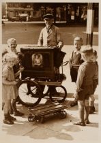 Schorer, Joseph (1894-1946) "Der Leierkastenmann", Fotografie, auf Karton montiert, u. bez., verso