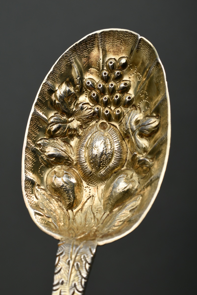 Berryspoon with embossed relief decoration ‘Fruits’ on the spoon and engraved ‘Flowers’ on the hand - Image 3 of 5