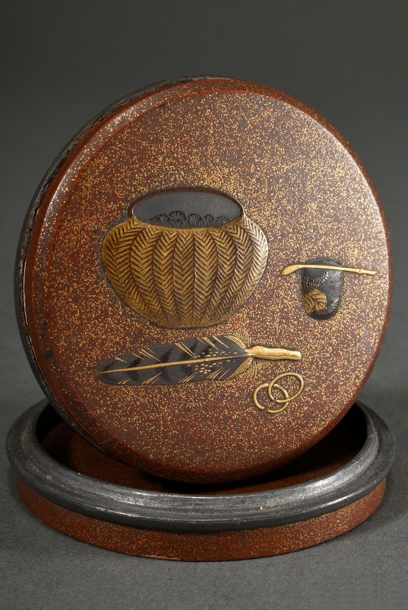 Round urushi lacquer box on lead body with semi-plastic decoration on the lid "Utensils for the tea