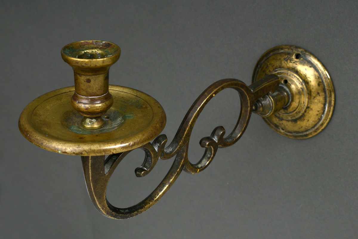 Bronze Wandapplike mit Volutenarm und schlichter Tropfschale, 18.Jh., 13x8,5x28cm