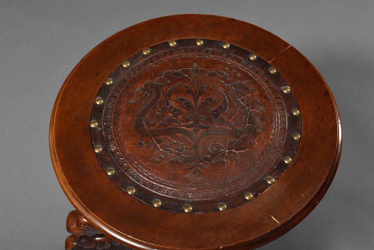 Swivelling historicism piano stool with leather upholstery and carved griffin heads, h. 49cm, Ø 54c - Image 2 of 5