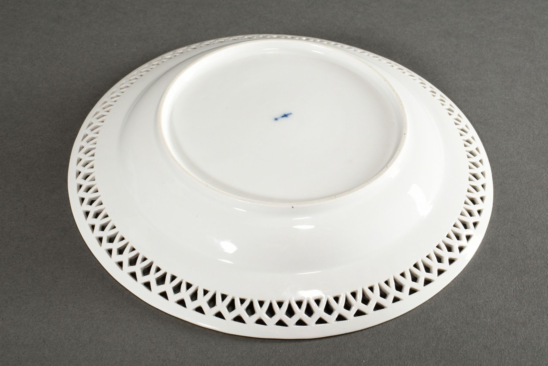 KPM plate with green-grey rosette in the mirror as well as pointed arch openwork and pearl border o - Image 3 of 5