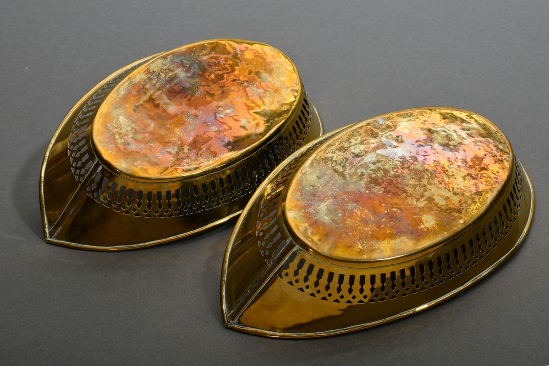 Pair of brass bread baskets in the shape of boats with classic lattice openings, 19th century, 31.5 - Image 2 of 3