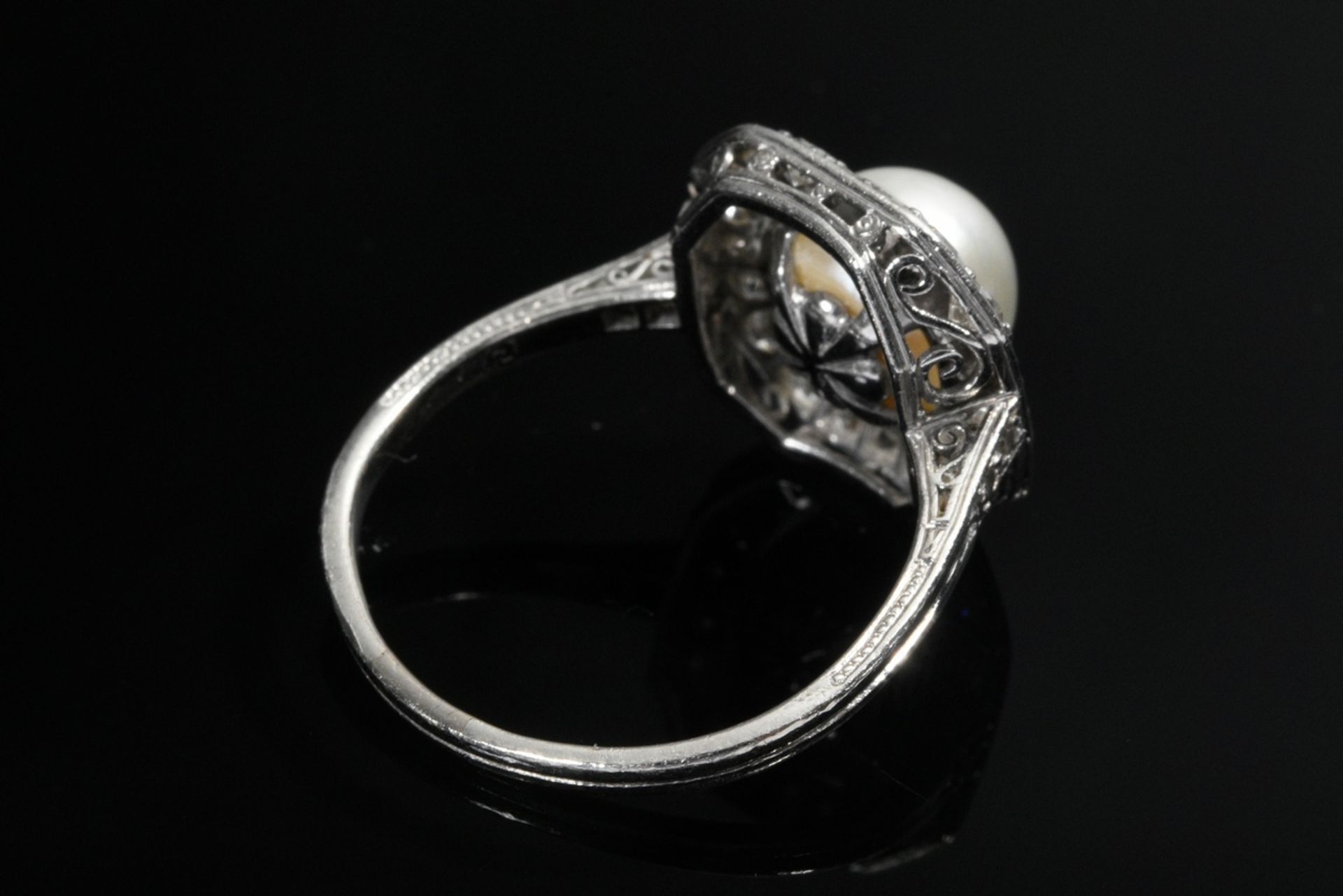 Art Deco platinum ring with cultured pearl in octagonal brilliant-cut diamond bezel and small octag - Image 3 of 4