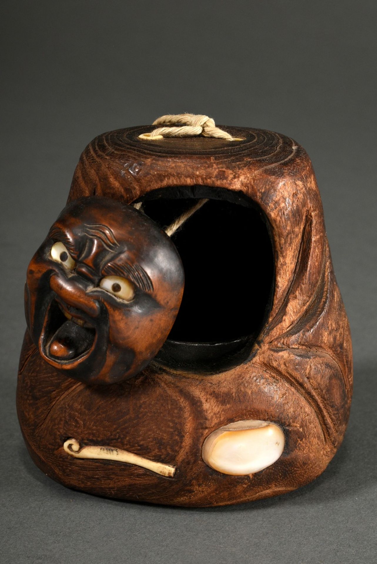 Hinoki Holz Tonkotsu Tabakbehälter mit Buchsbaum Maskendeckel „Daruma“ sowie Perlmutt- und Hirschho - Bild 4 aus 4