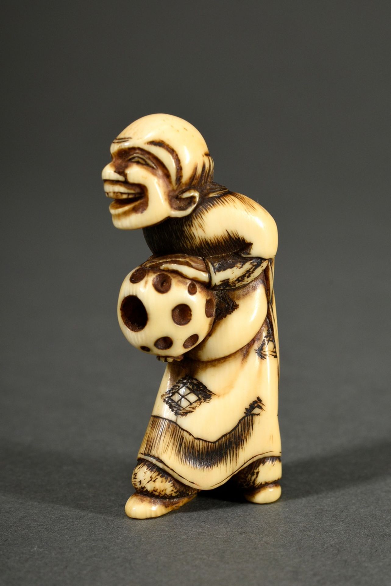 Ivory netsuke "Standing man with miracle ball", approx. 1900, beautiful patina, h. 5.5cm, crack, pe - Image 2 of 5