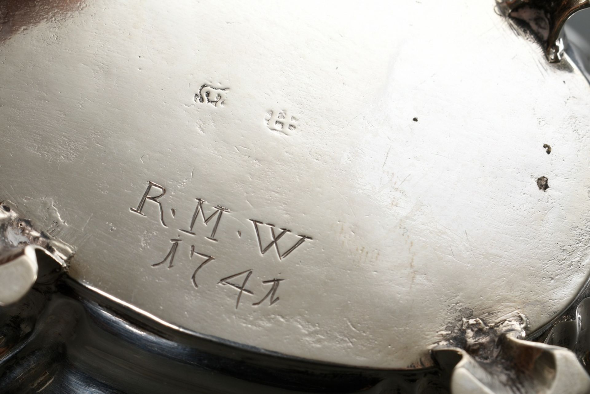 Oval bombierte Zuckerdose mit geraden Zügen auf Volutenfüßchen, Boden graviert "R.M.B. 1741", MZ: H - Bild 3 aus 3