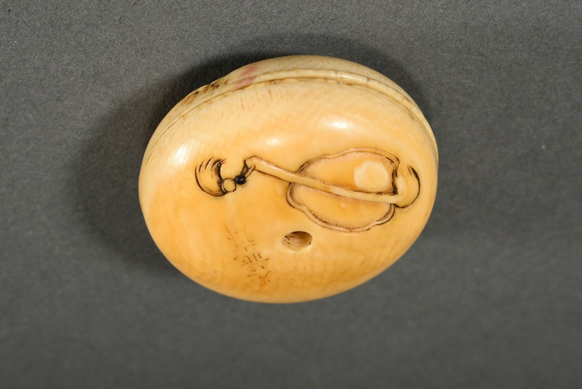 2 Diverse Elfenbein Manju Netsuke mit Reliefdarstellungen, Japan, 2.Hälfte 19.Jh.: 1 "Karako mit Da - Bild 11 aus 14