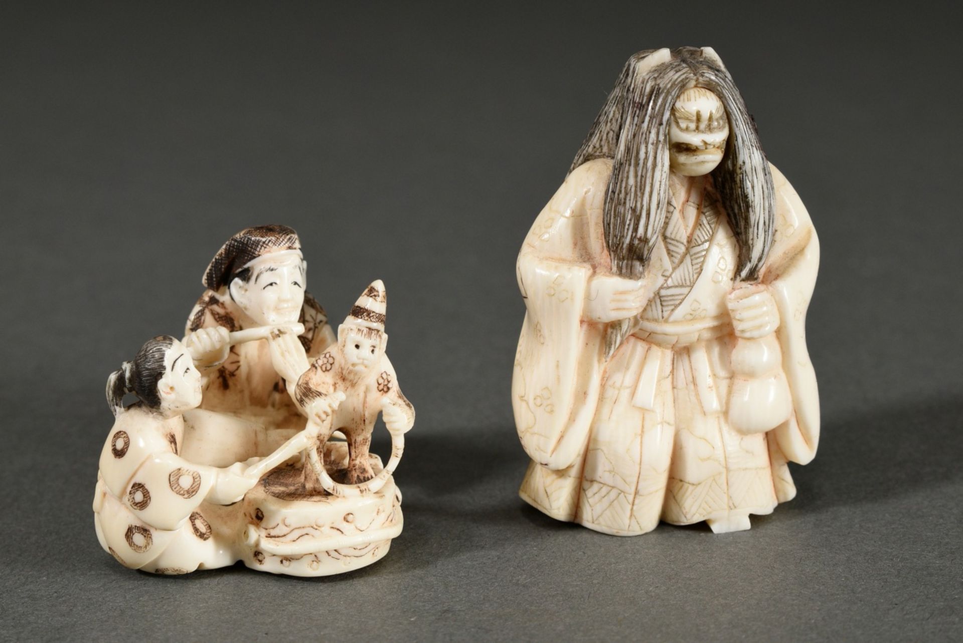 2 Diverse Elfenbein Netsuke und Schnitzerei: "Schauspieler mit Wendekopf und Kalebasse" (sign. Shôz