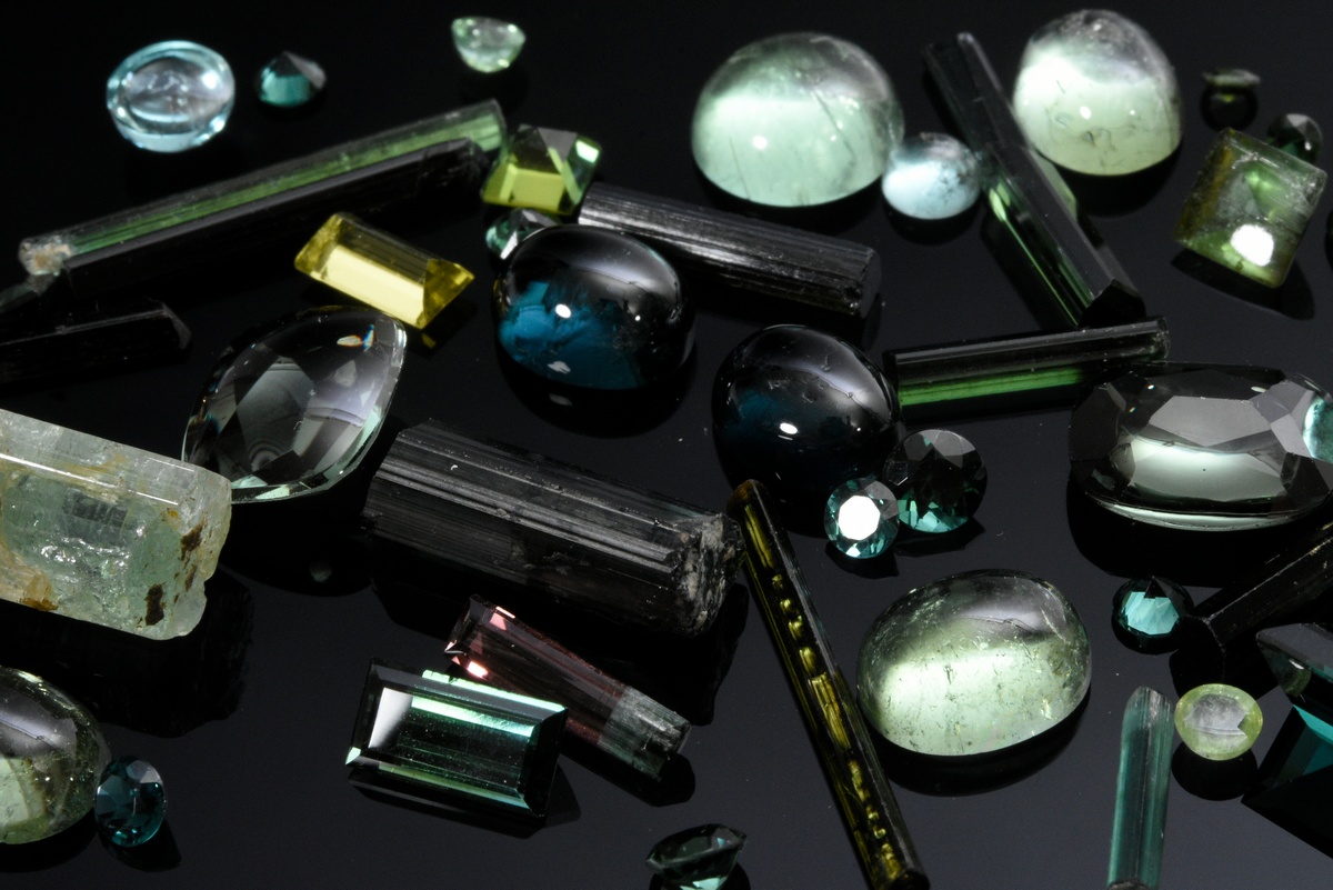 Mixed lot of various unmounted tourmalines in natural form, cabochon and facet cut: Chrome tourmali - Image 2 of 4