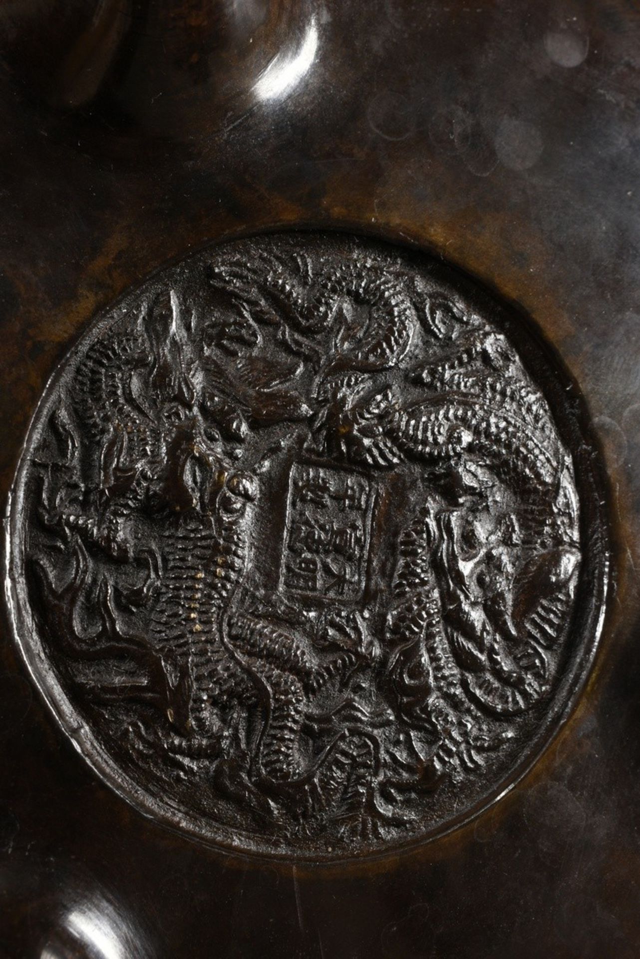 Chinesischer Bronze Weihrauchbrenner auf drei Füßen mit aus dem Rand wachsenden Griffen, am Boden 6 - Bild 7 aus 8