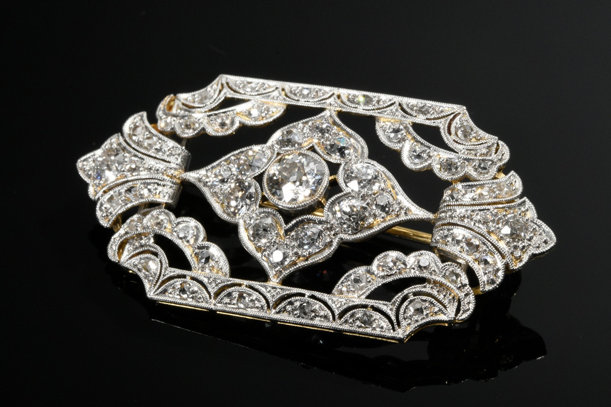 Elegant Art Deco yellow gold 750 and platinum needle with old-cut diamonds and diamond roses (total