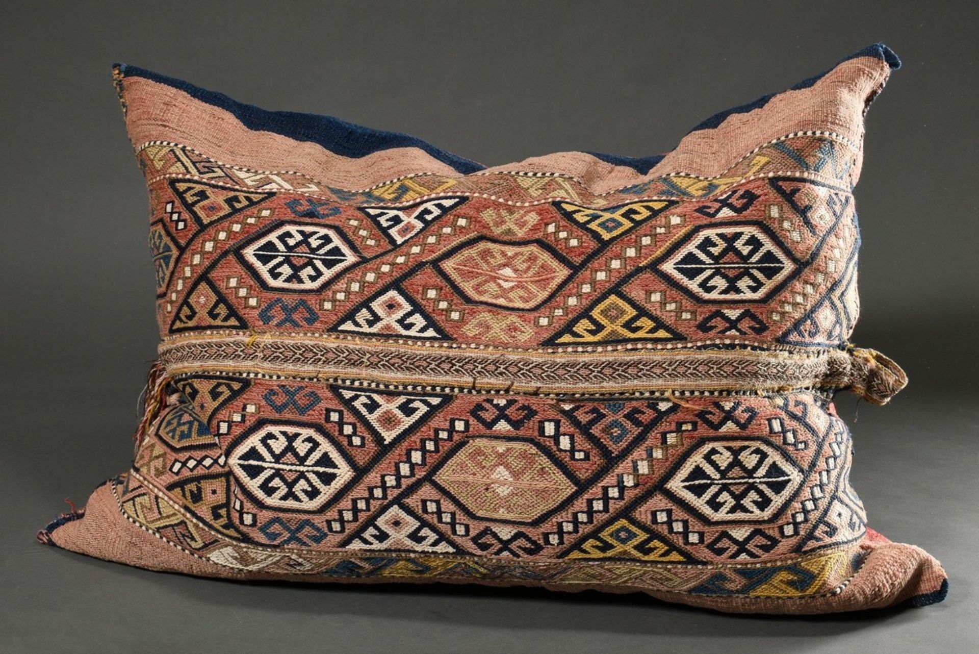 2 Diverse große dekorative Kelim Kissen mit graphischer Musterung aus Kameltasche und Behangfragmen - Bild 3 aus 4