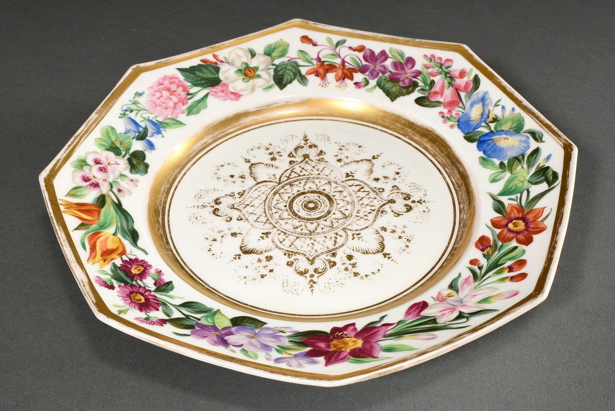 Octagonal KPM plate with wide floral rim and gold ornament in the mirror, early 19th c., Ø 25.5cm,  - Image 2 of 5